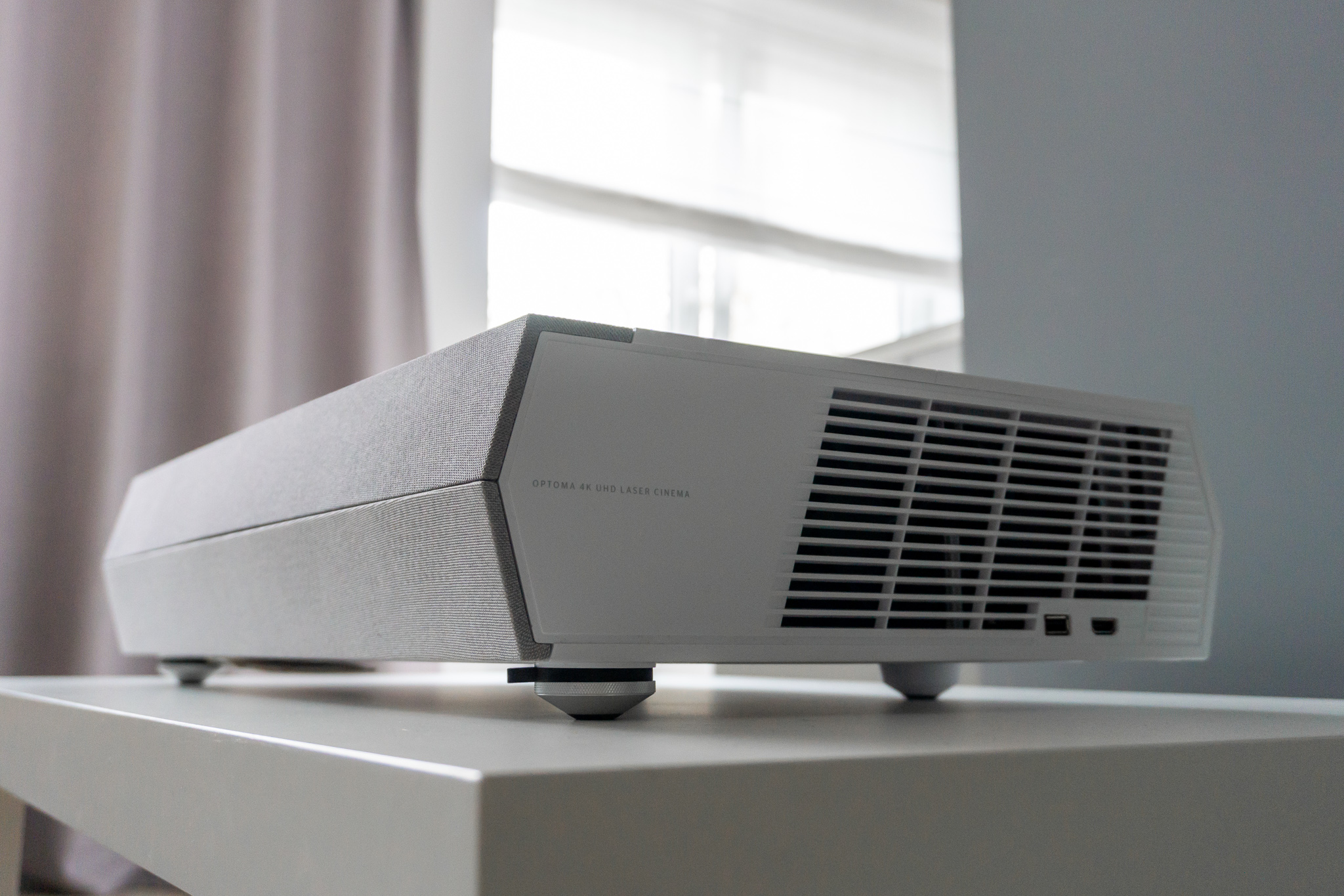 Optoma Cinemax P2 czyli 120 cali w 4K na ścianie sypialni