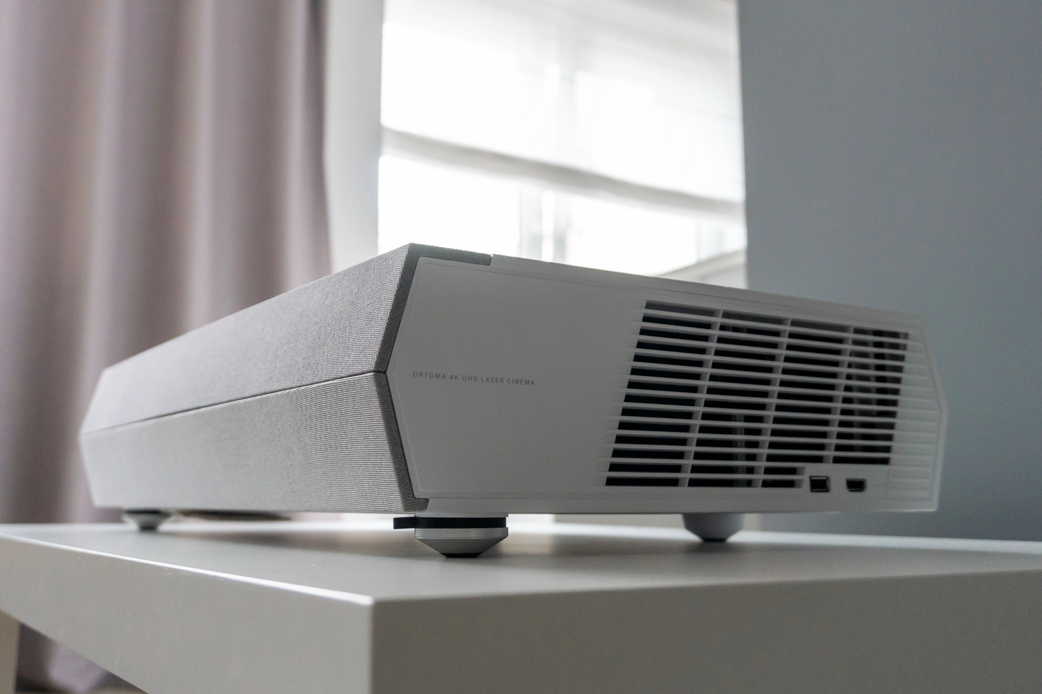 Optoma Cinemax P2 czyli 120 cali w 4K na ścianie sypialni