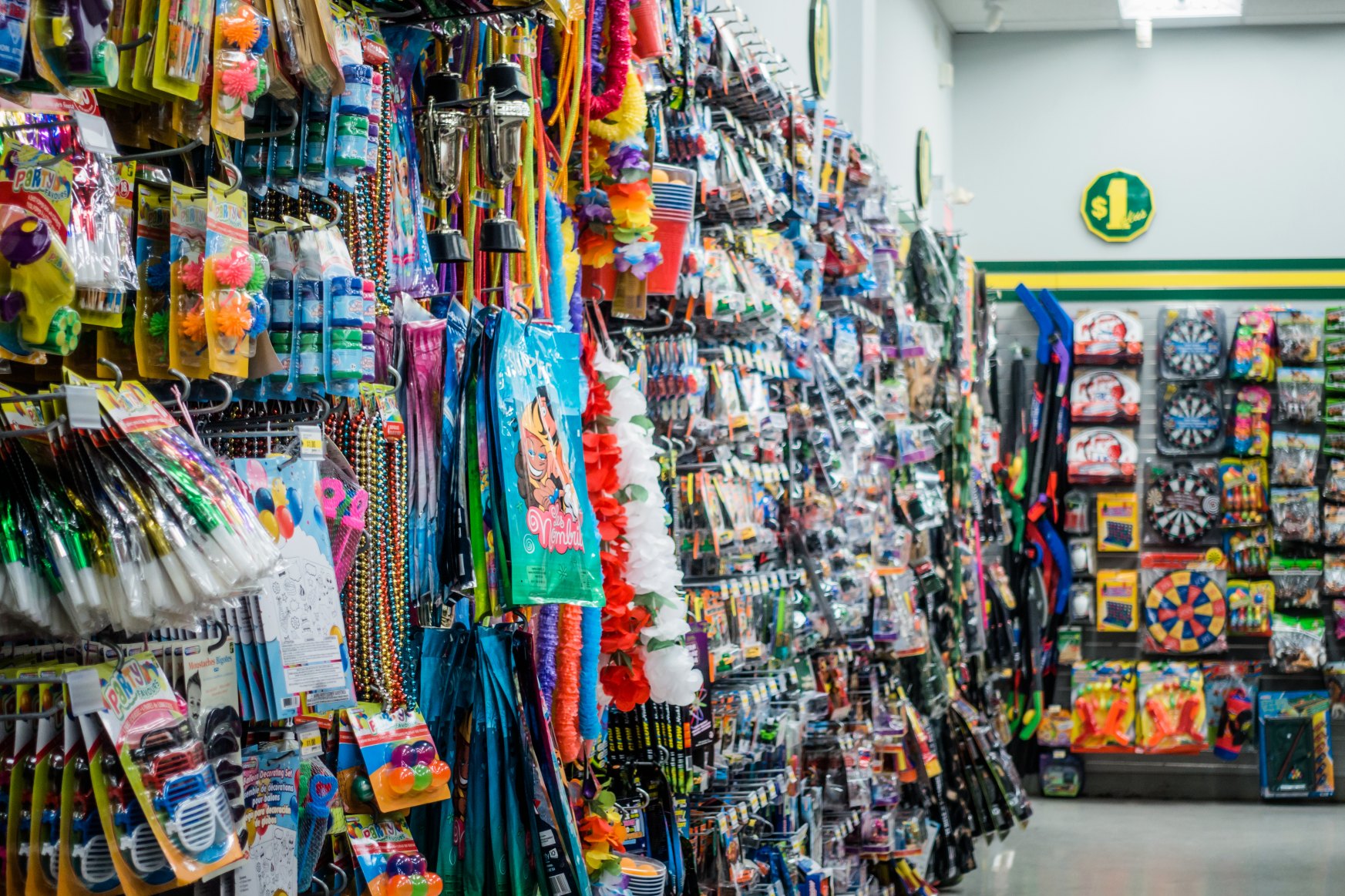 Mniej więcej tak wygląda wnętrze Chińskiego Marketu. Morze plastiku. class="wp-image-1724226"