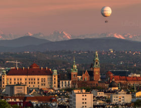 Zdjęcie dnia: ośnieżone Tatry w tle Wawelu