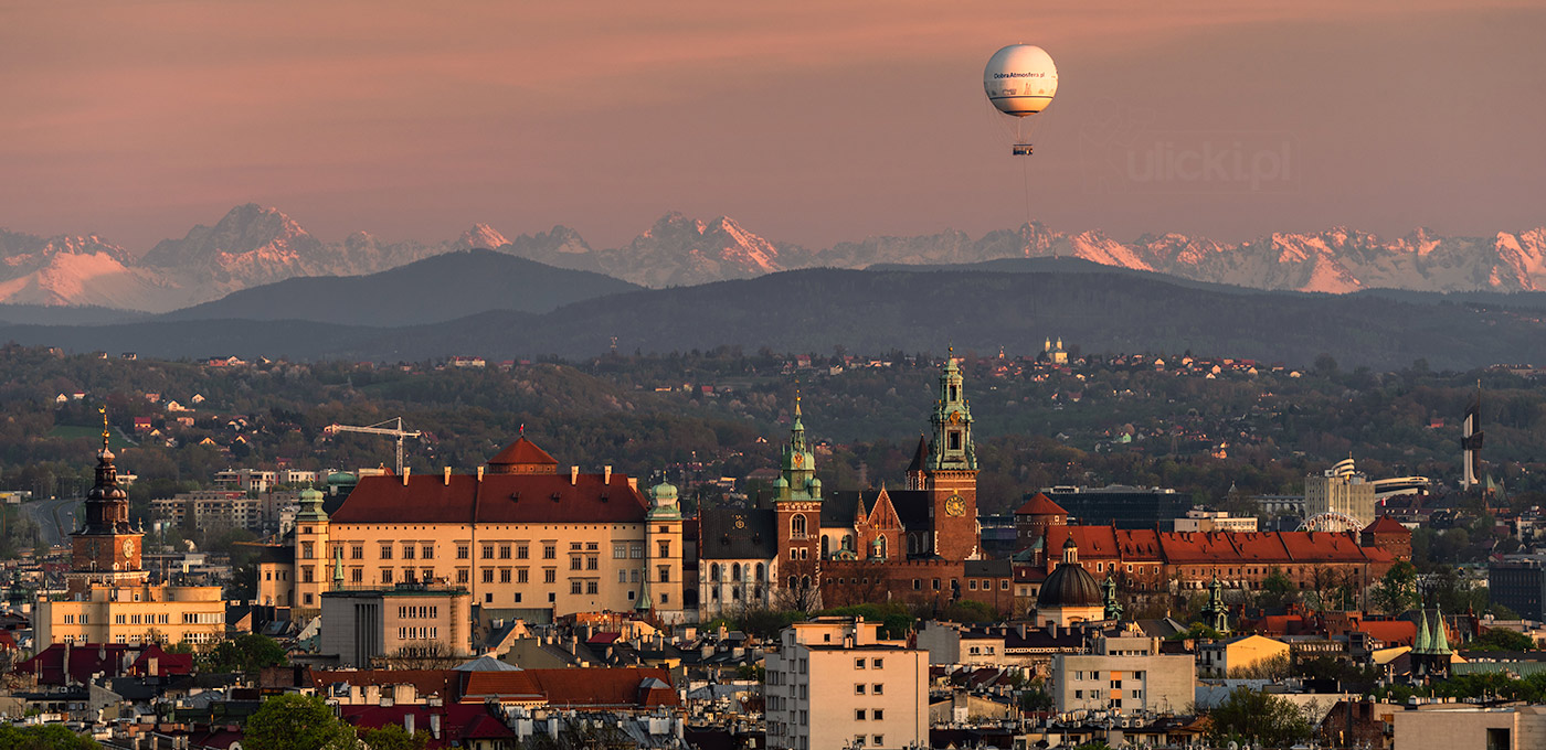 Zdjęcie dnia: ośnieżone Tatry w tle Wawelu