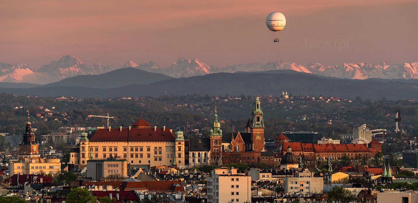 Zdjęcie dnia: ośnieżone Tatry w tle Wawelu