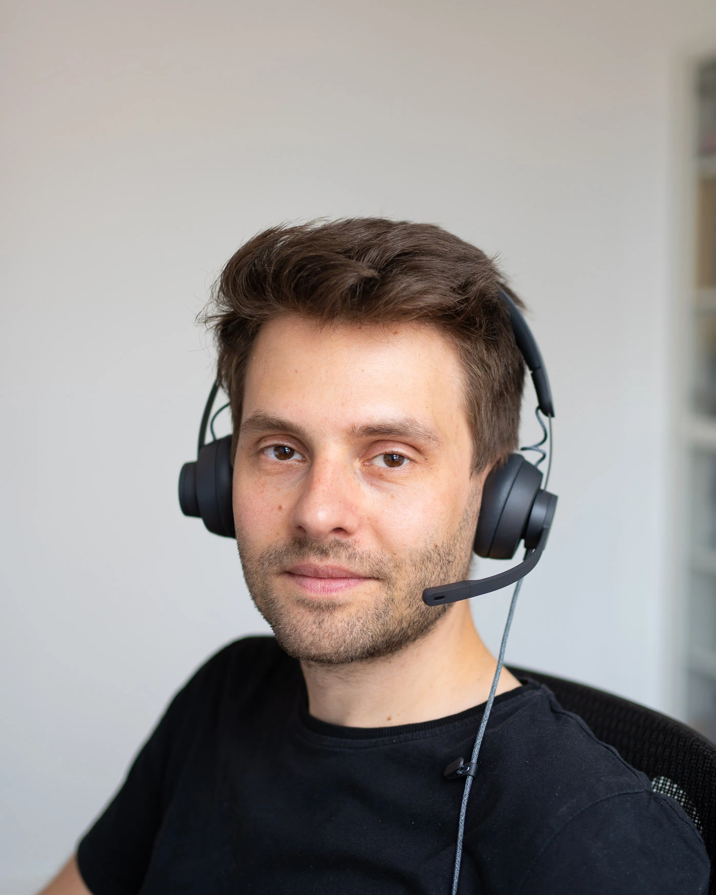 Kiedy opuścimy pałąk, mikrofon włączy się automatycznie.