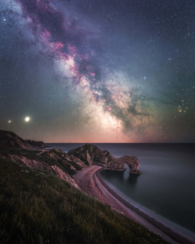 Fot. Anthony Sullivan, „Milky Way rising over Durdle Door&quot;. class="wp-image-1791427" 