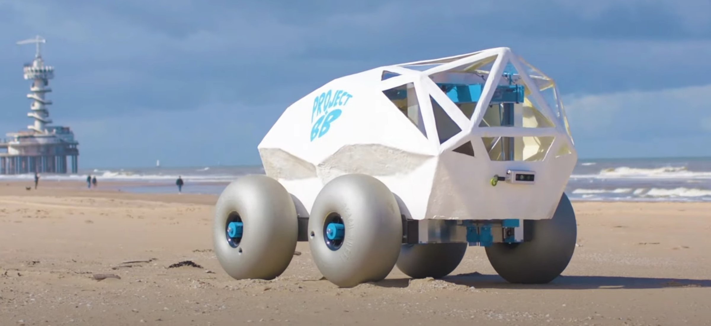 Śmieci na plaży to ogromny problem. Ten robot ma się z nim uporać