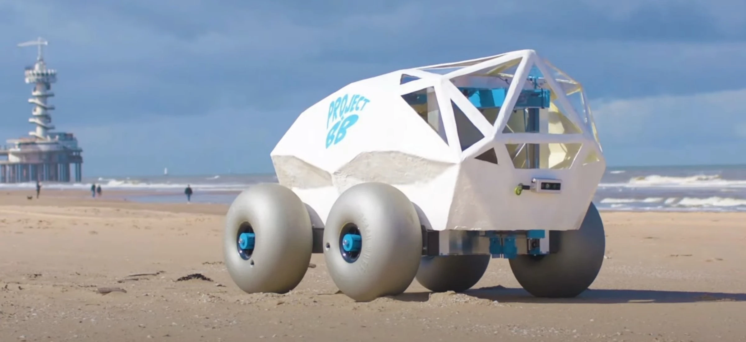 Śmieci na plaży to ogromny problem. Ten robot ma się z nim uporać