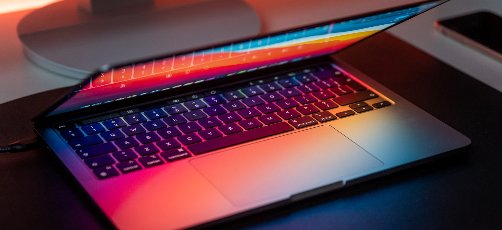MacBook Pro M1 2020 nadal jest świetny. Rozważ go zamiast nowych MacBooków