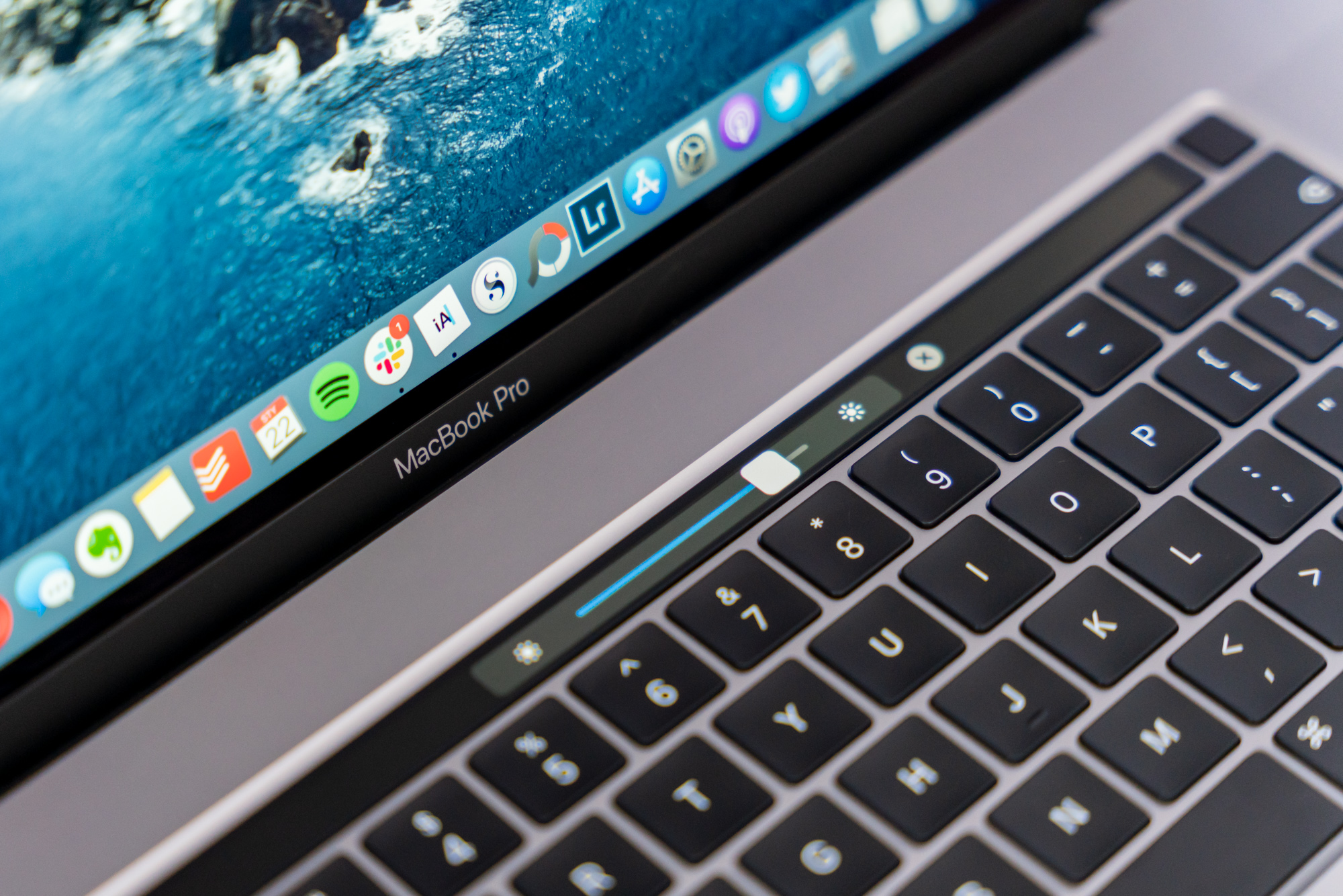 Touchbar w MacBooku Pro 16
