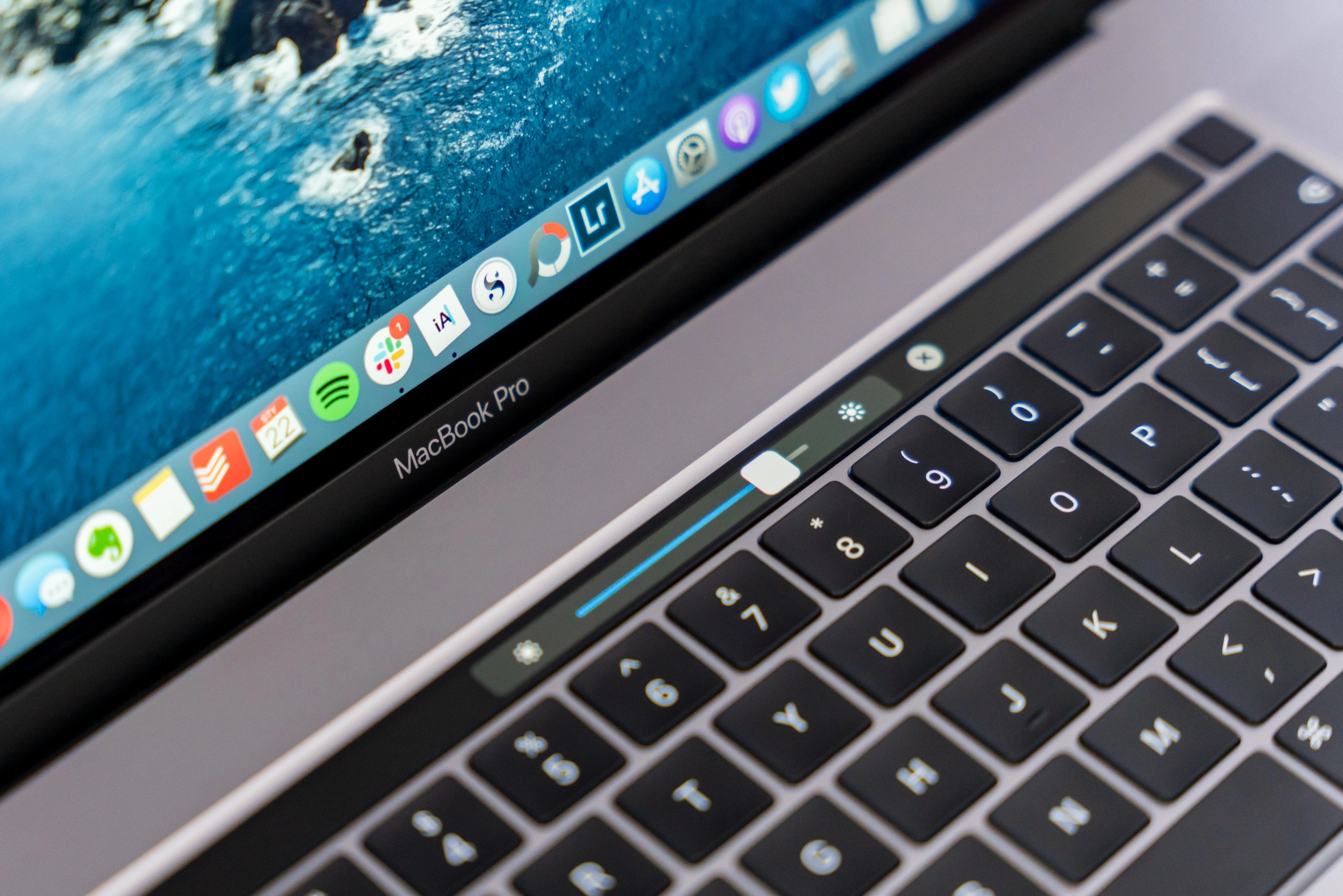 Touchbar w MacBooku Pro 16
