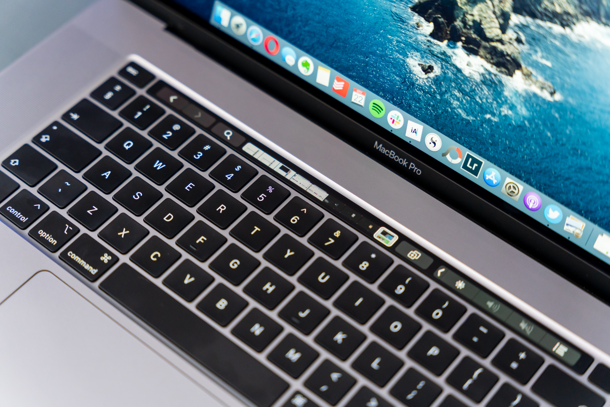 Touchbar w MacBooku Pro 16