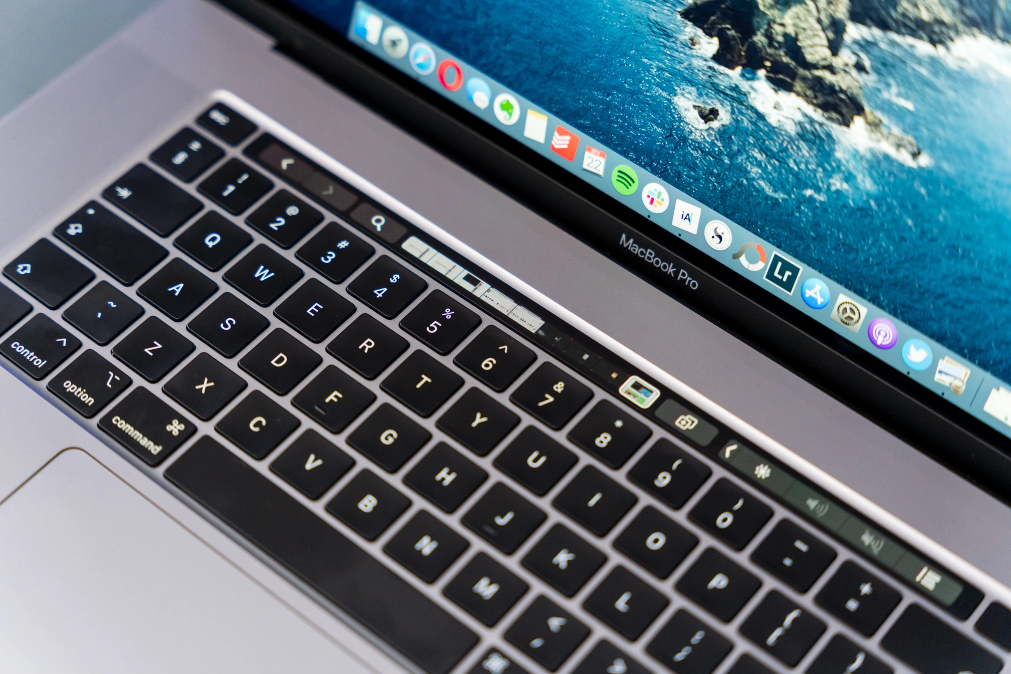 Touchbar w MacBooku Pro 16