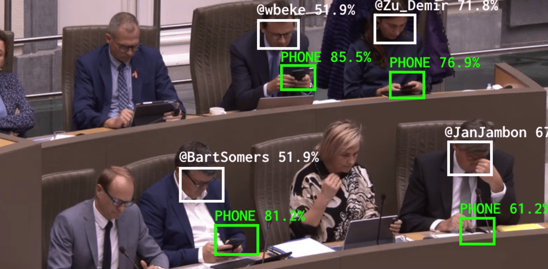 Posłowie gapią się w smartfony, bot ich wyłapuje