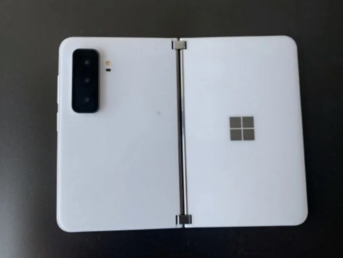 Microsoft Surface Duo 2 class="wp-image-1799395"