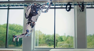 Boston Dynamics - robot Atlas nauczył się parkouru