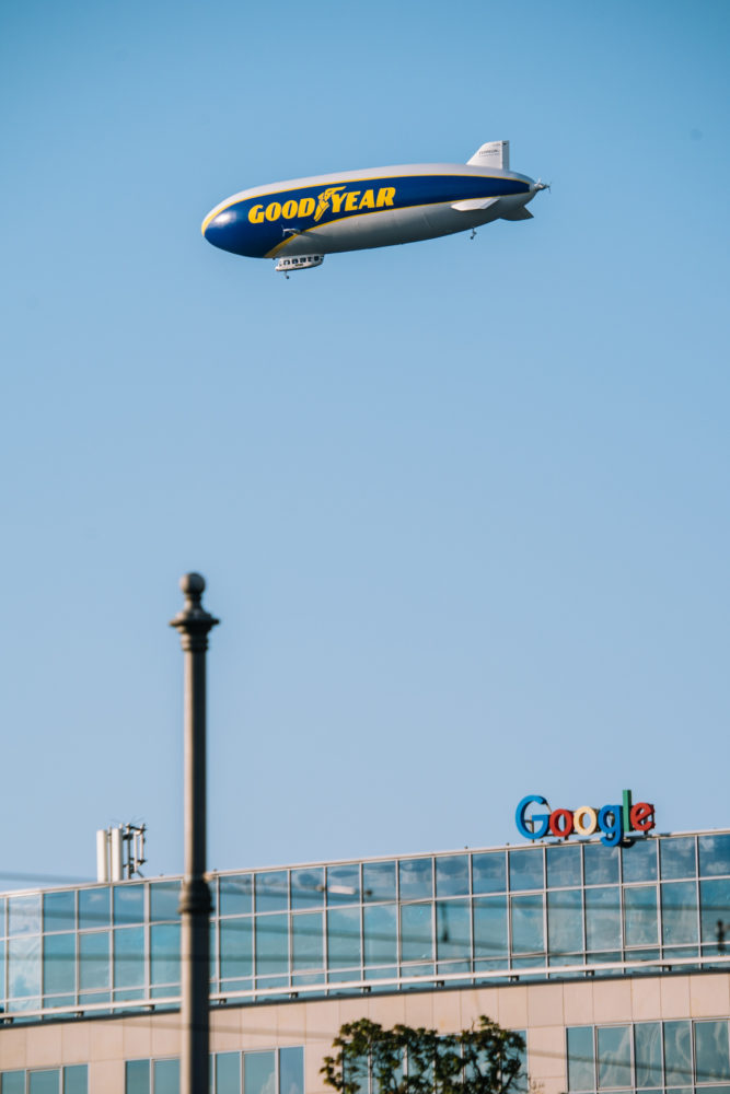 Sterowiec Goodyear Blimp nad Wrocławiem. Fot. Krzysztof Basel. class="wp-image-1808794"