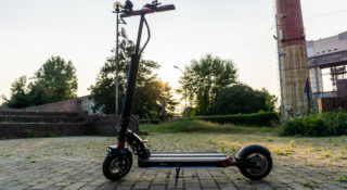Motus Pro 8,5 Lite - zwinna i lekka hulajnoga w dobrej promocji. Biedronka kusi atrakcyjną ceną
