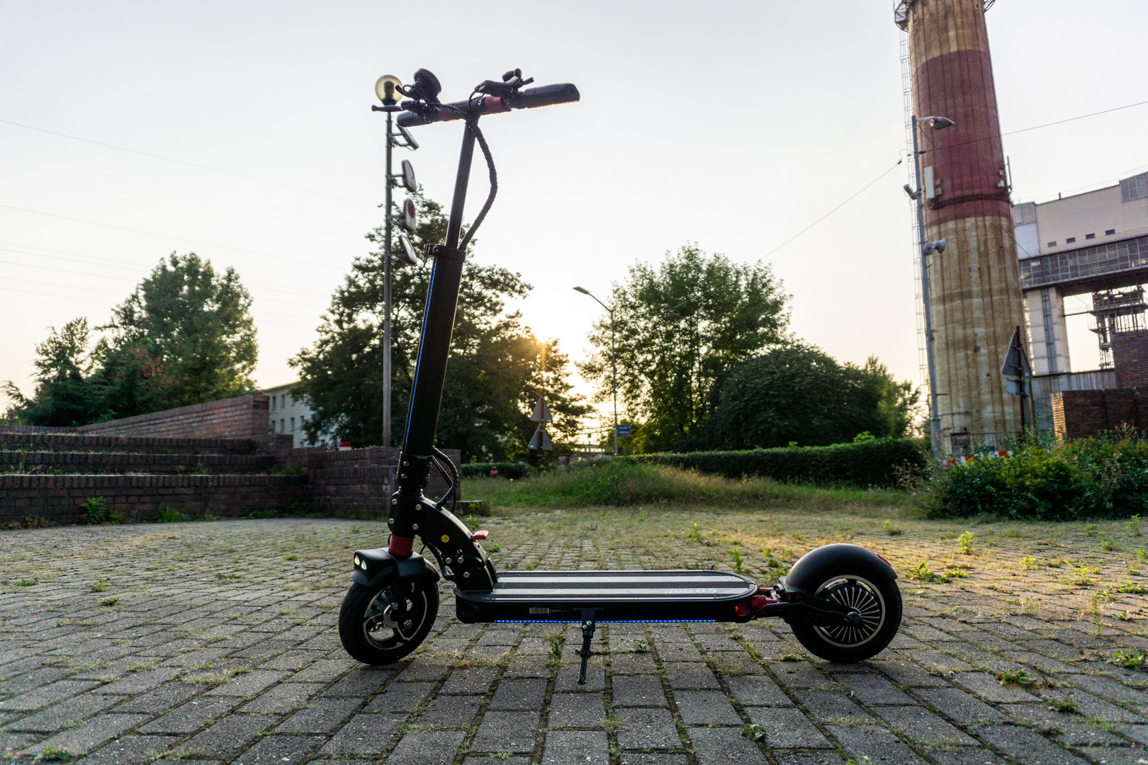 Motus Pro 8,5 Lite - zwinna i lekka hulajnoga w dobrej promocji. Biedronka kusi atrakcyjną ceną