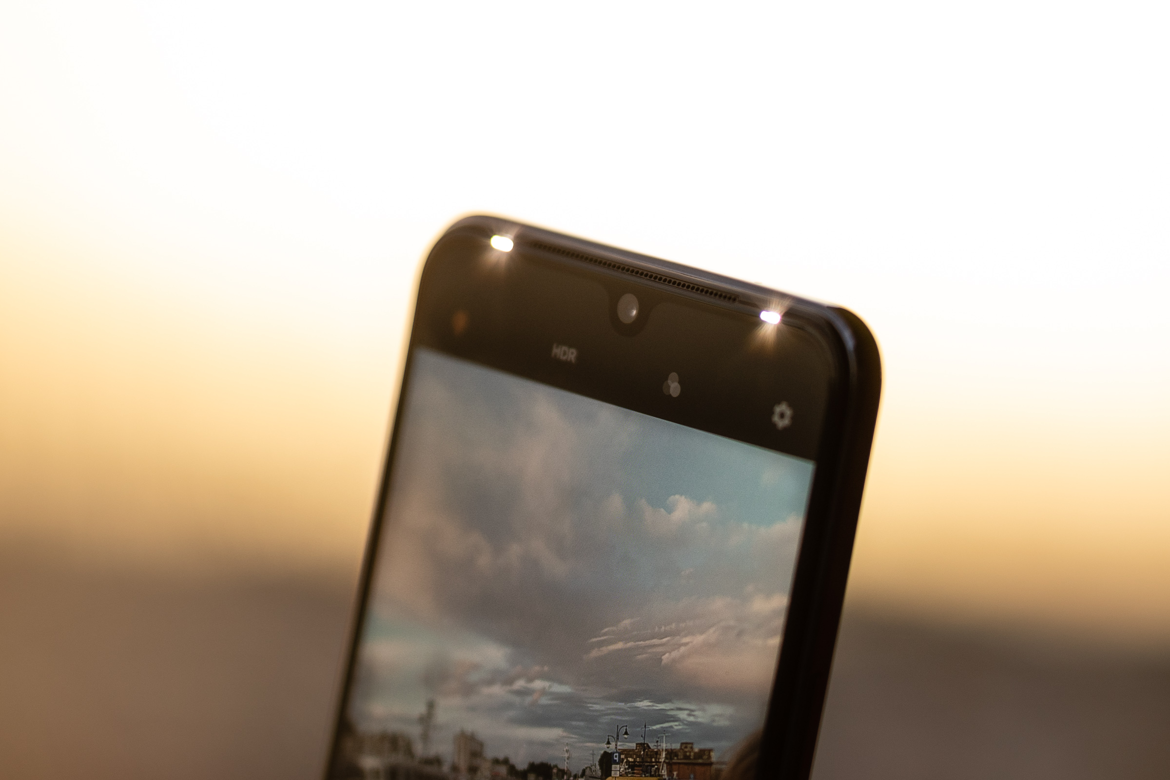 vivo V21 5G - przedni aparat z doświetleniem. class="wp-image-1821271"