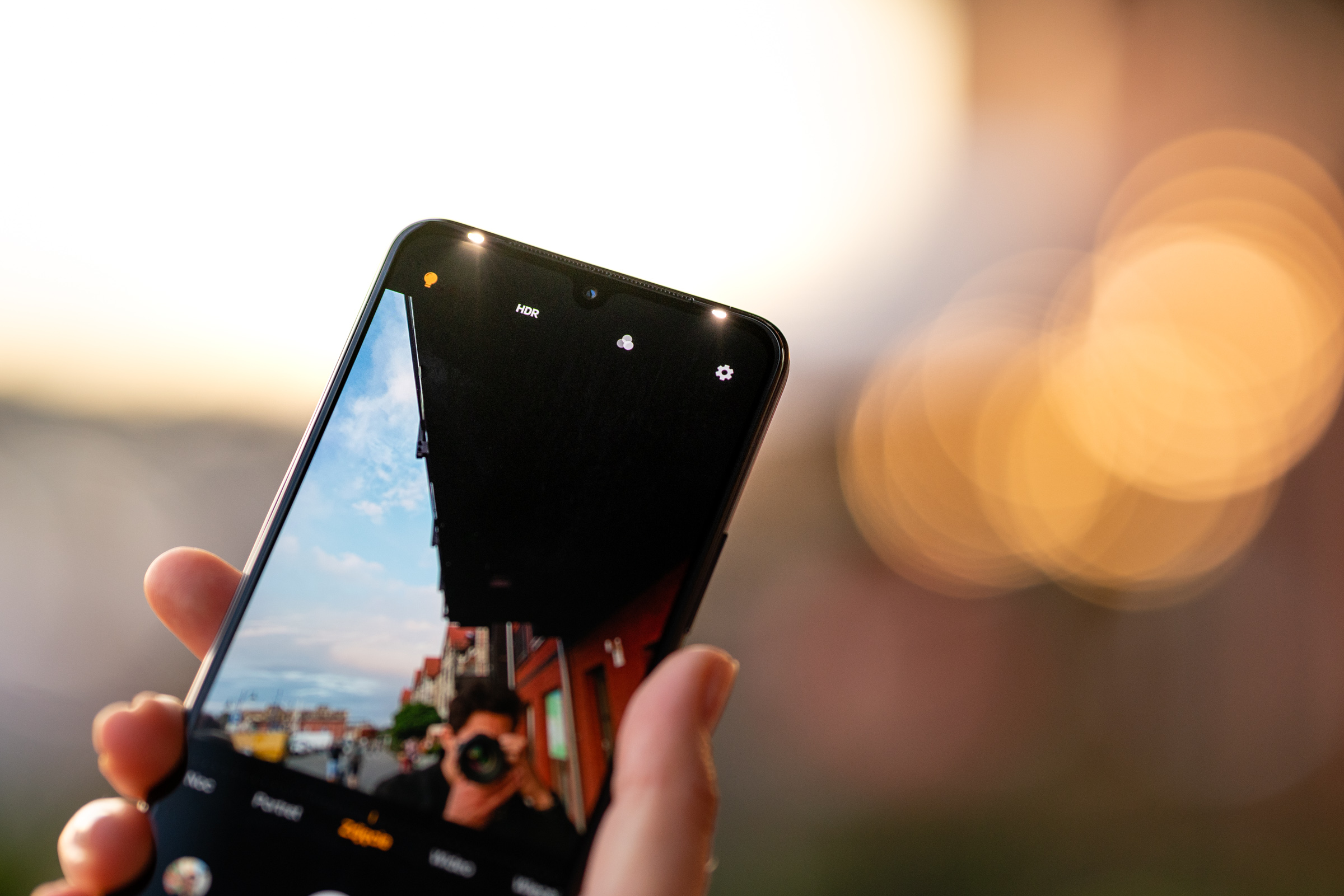 vivo V21 5G - przedni aparat z doświetleniem. class="wp-image-1821274"