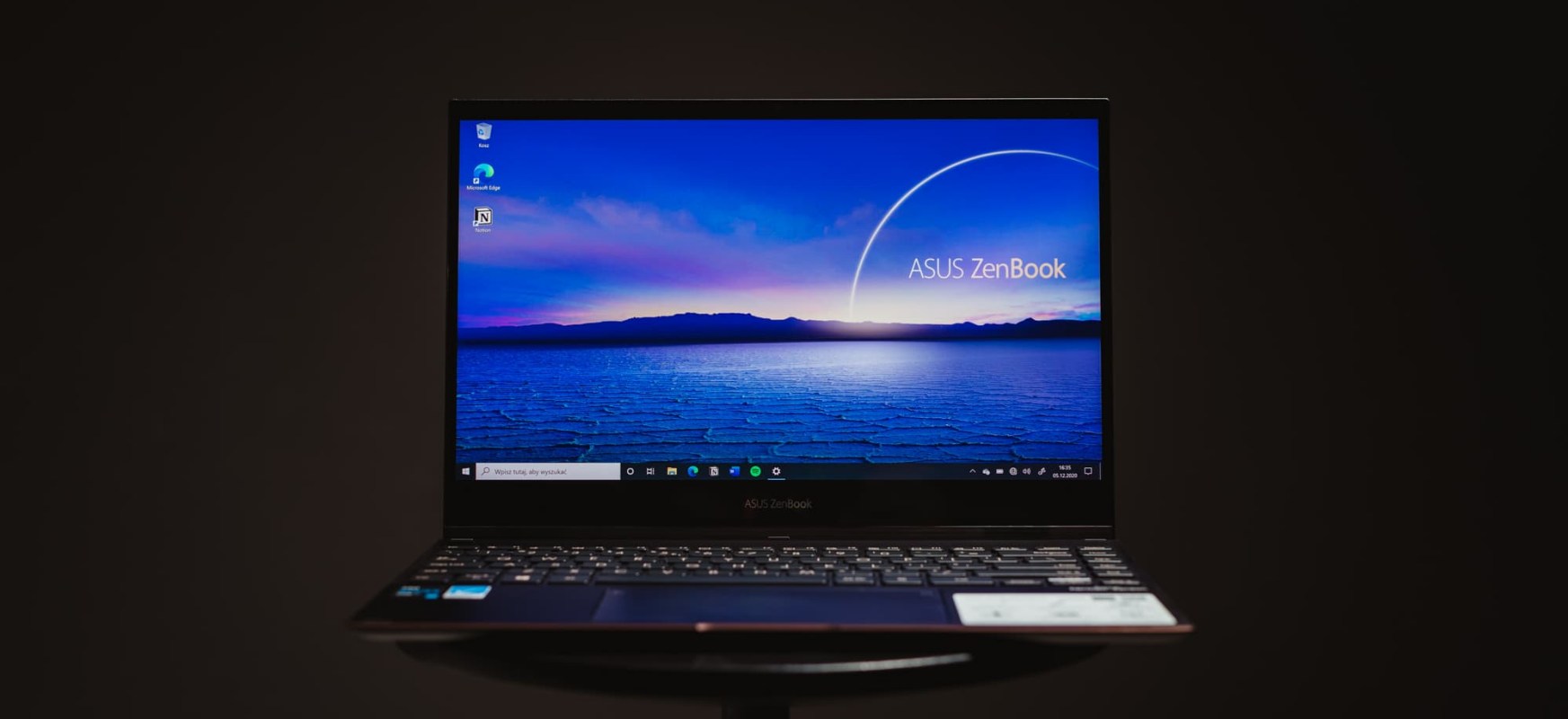 Kino w plecaku. Dlaczego warto wybrać laptop z ekranem OLED