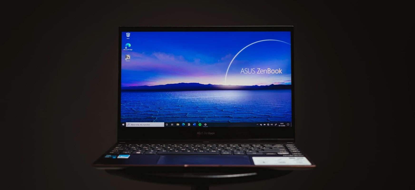 Kino w plecaku. Dlaczego warto wybrać laptop z ekranem OLED