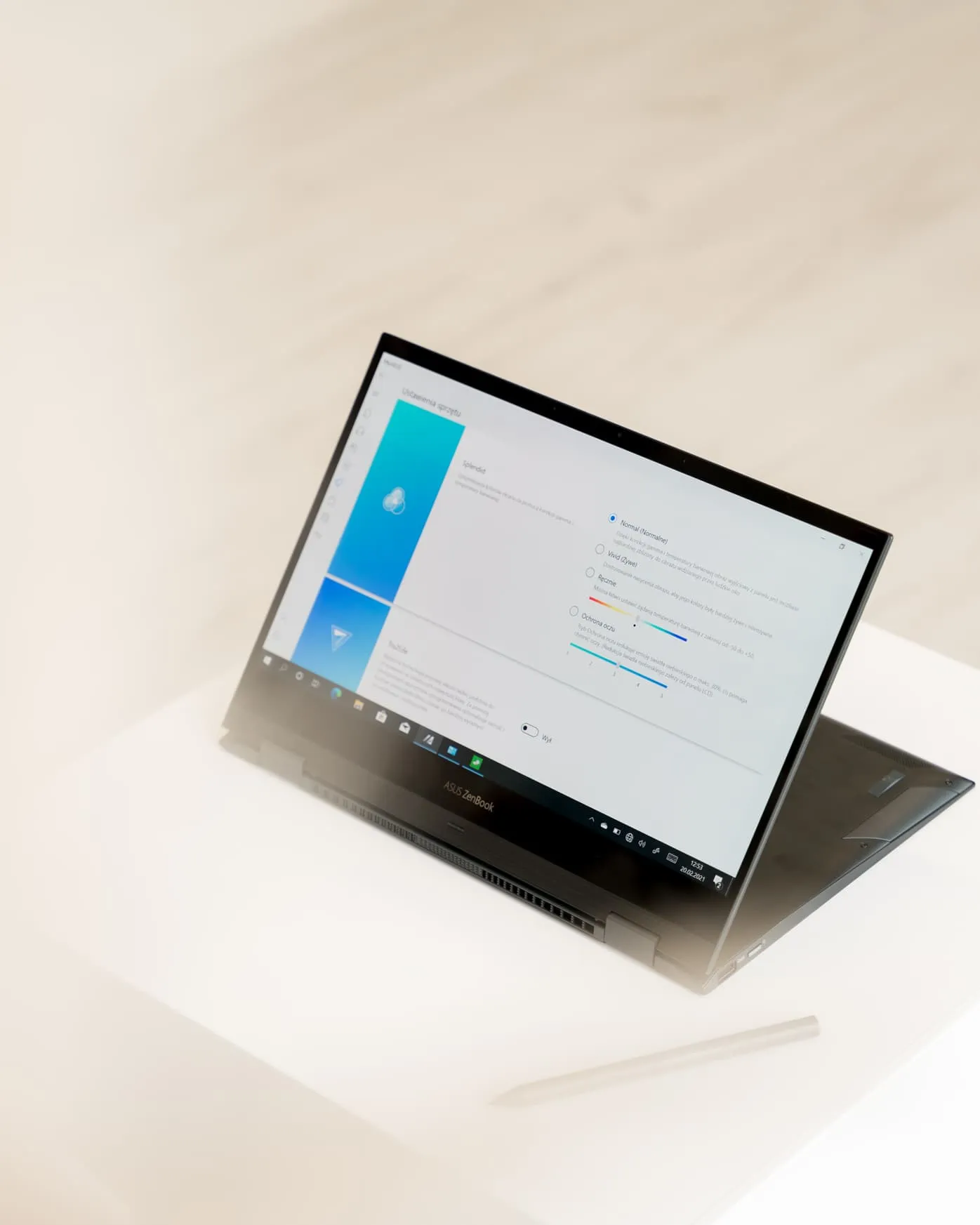 Laptop ASUS OLED class="wp-image-1848934" 