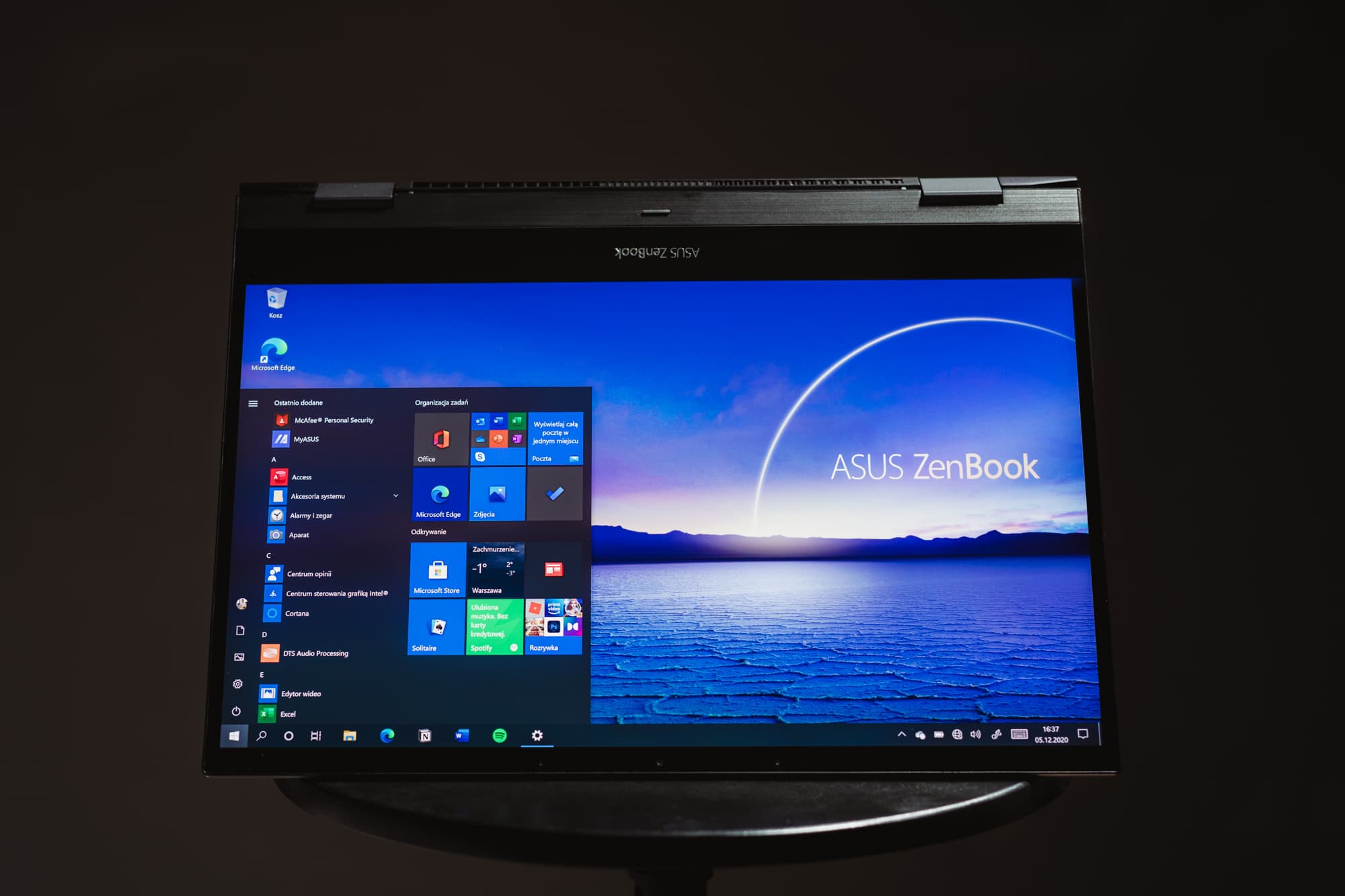 Laptop ASUS OLED class="wp-image-1848937"