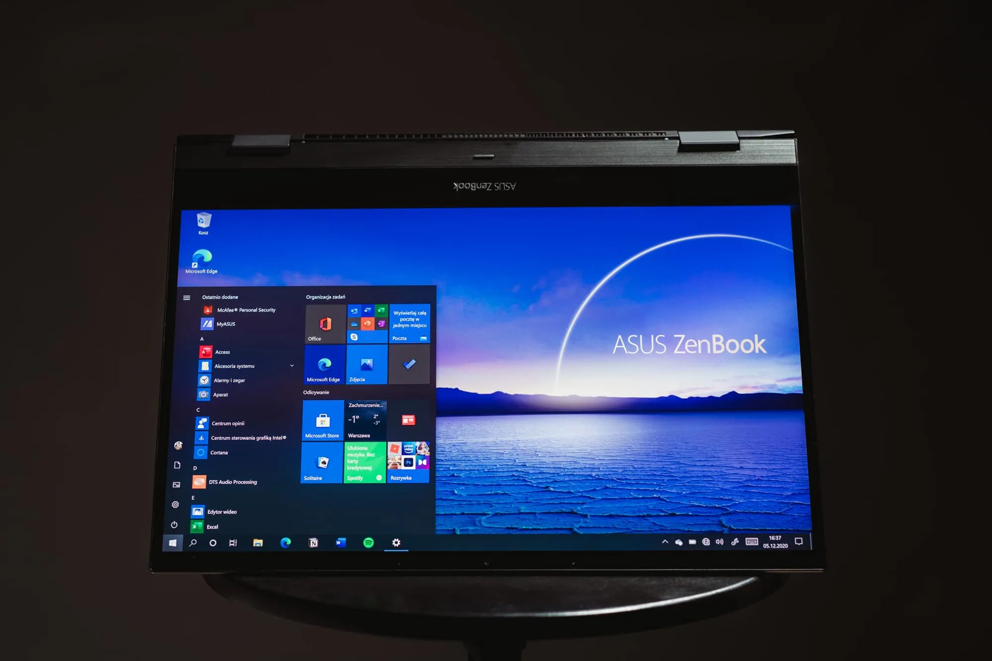 Laptop ASUS OLED class="wp-image-1848937" 