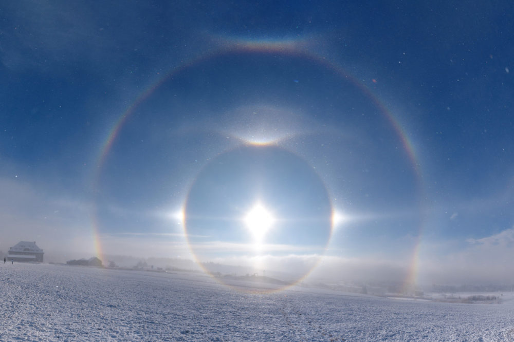 Fot. Kevin Förster, "Stunning Ice Crystal Halo Phenomenon" class="wp-image-1842388"