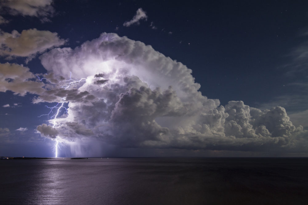 Fot. Serge Zaka, "Lightning from an isolated storm over Cannes’ Bay" class="wp-image-1842373"