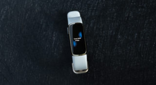 Fitbit Luxe - recenzja. Rozmiar ma znaczenie