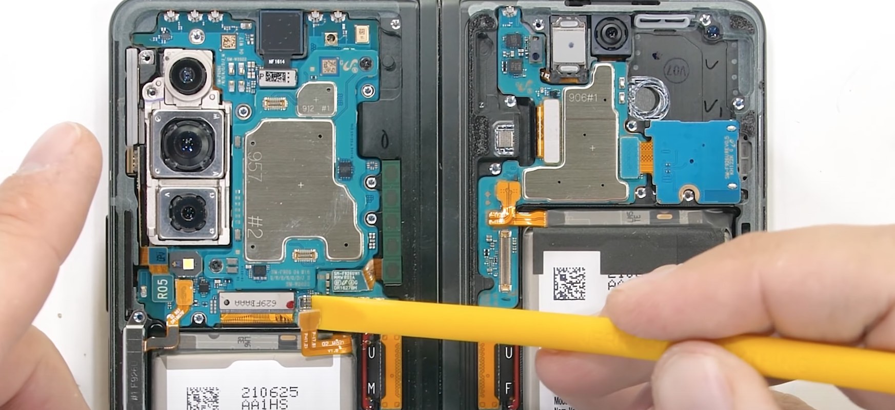 Galaxy Z Fold 3 naprawdę jest wodoszczelny. Oto wnętrze smartfona