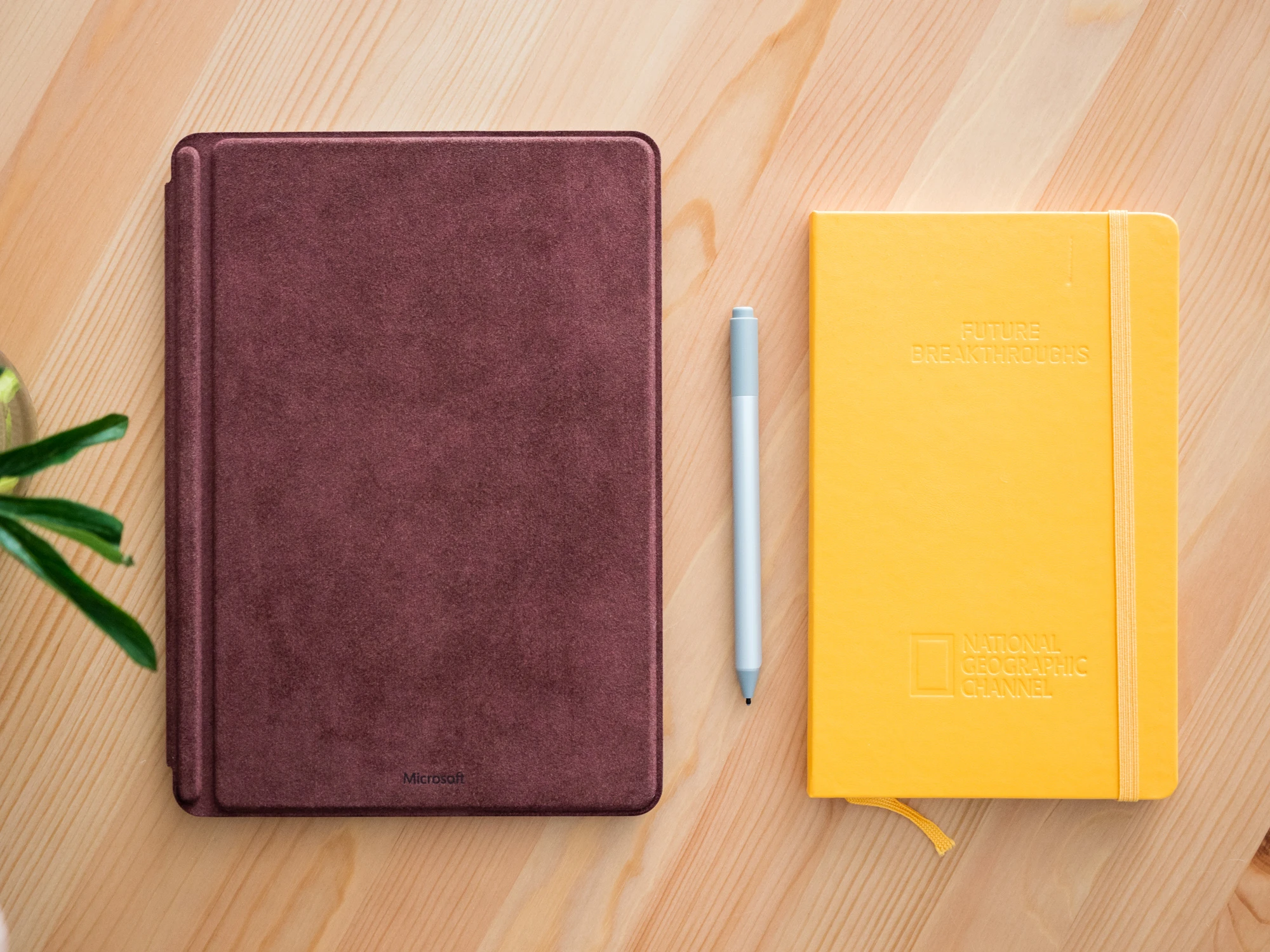 Surface Go 2 obok notatnika Moleskine class="wp-image-1845595" 