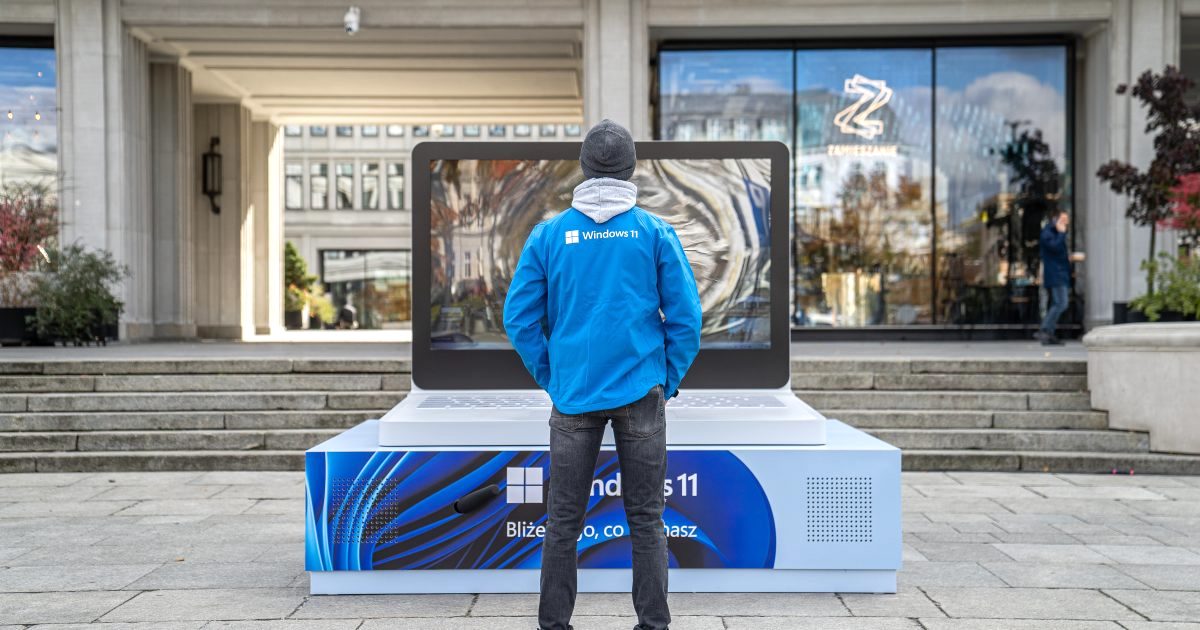 Gigantyczne laptopy połączyły portalem Warszawę i Gdańsk