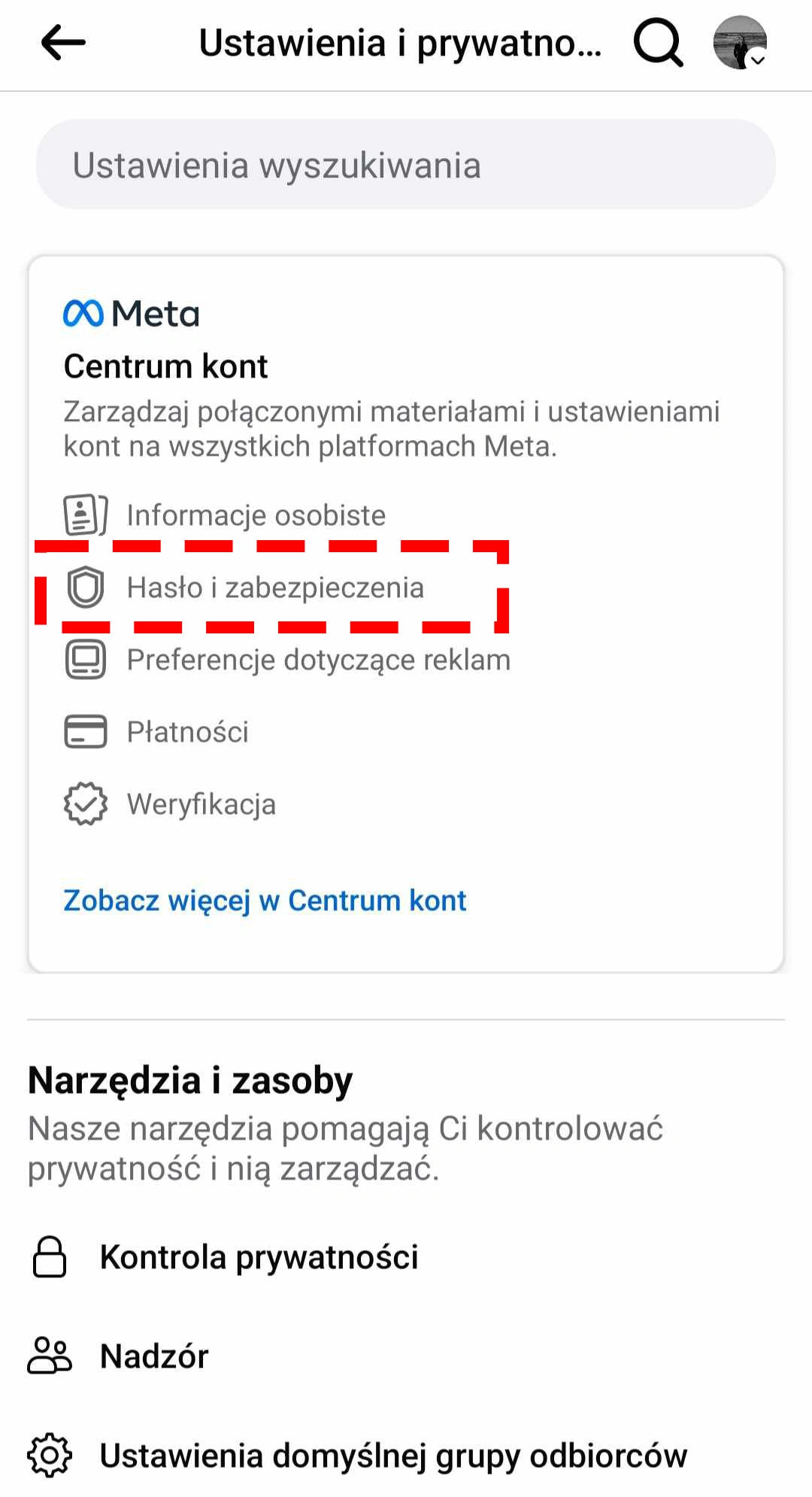 Jak zmienić hasło na Facebooku w telefonie? Znajdź opcję "Hasło i zabezpieczenia"