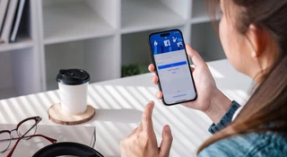 Jak zmienić hasło na Facebooku w telefonie i na komputerze? Instrukcja krok po kroku