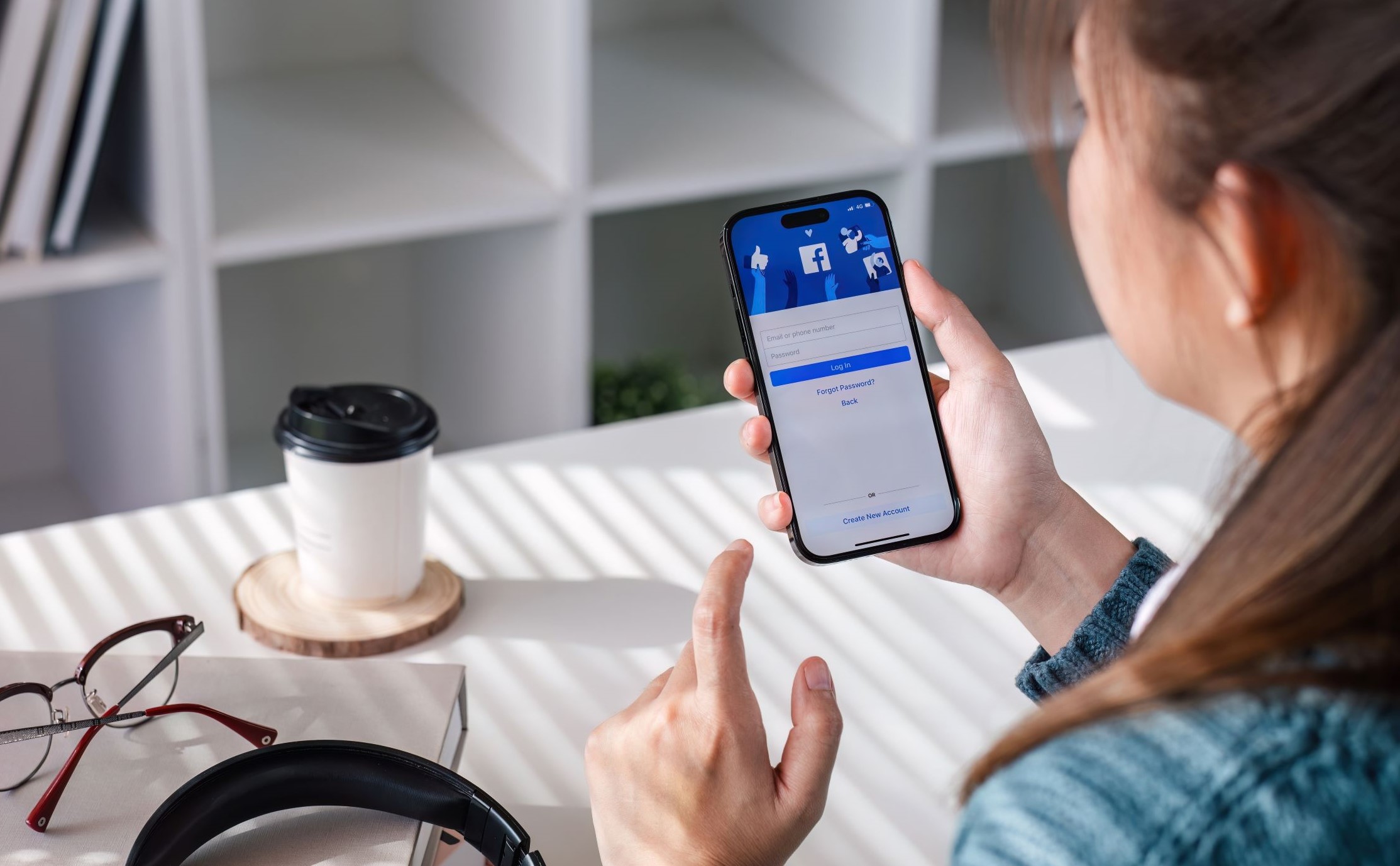 Jak zmienić hasło na Facebooku w telefonie i na komputerze? Instrukcja krok po kroku