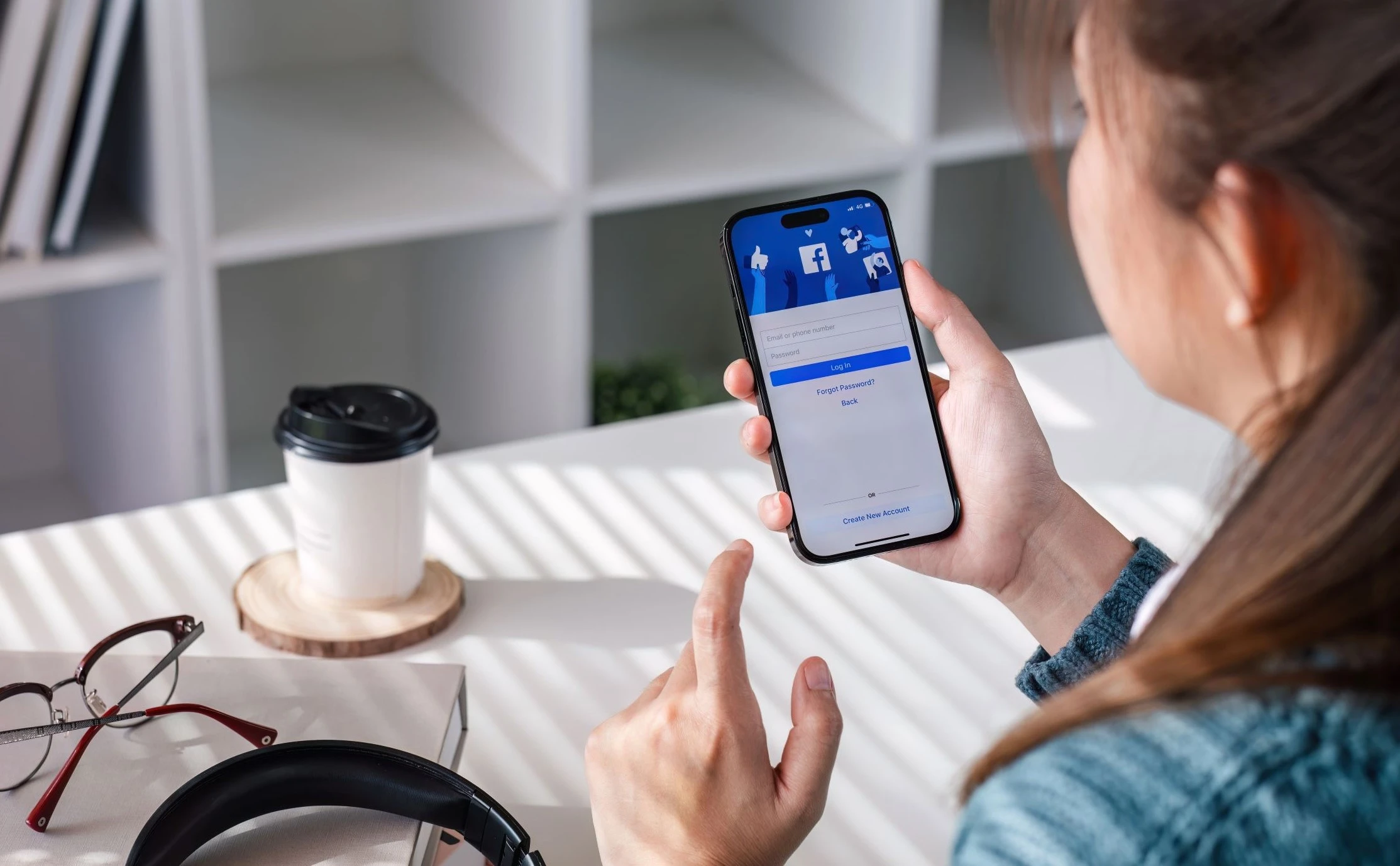 Jak zmienić hasło na Facebooku w telefonie i na komputerze? Instrukcja krok po kroku