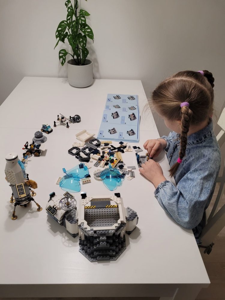 lego stacja badawcza na księżycuna księżycu class="wp-image-2077585"