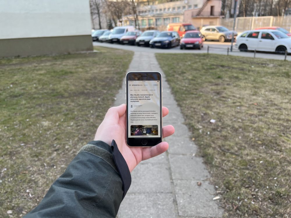 iPhone SE (2022) w dłoni