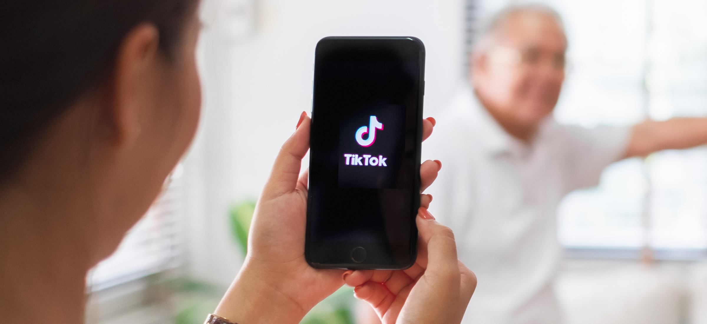 Jak edytować film na TikTok? Jak dodać efekty i muzykę? Poradnik