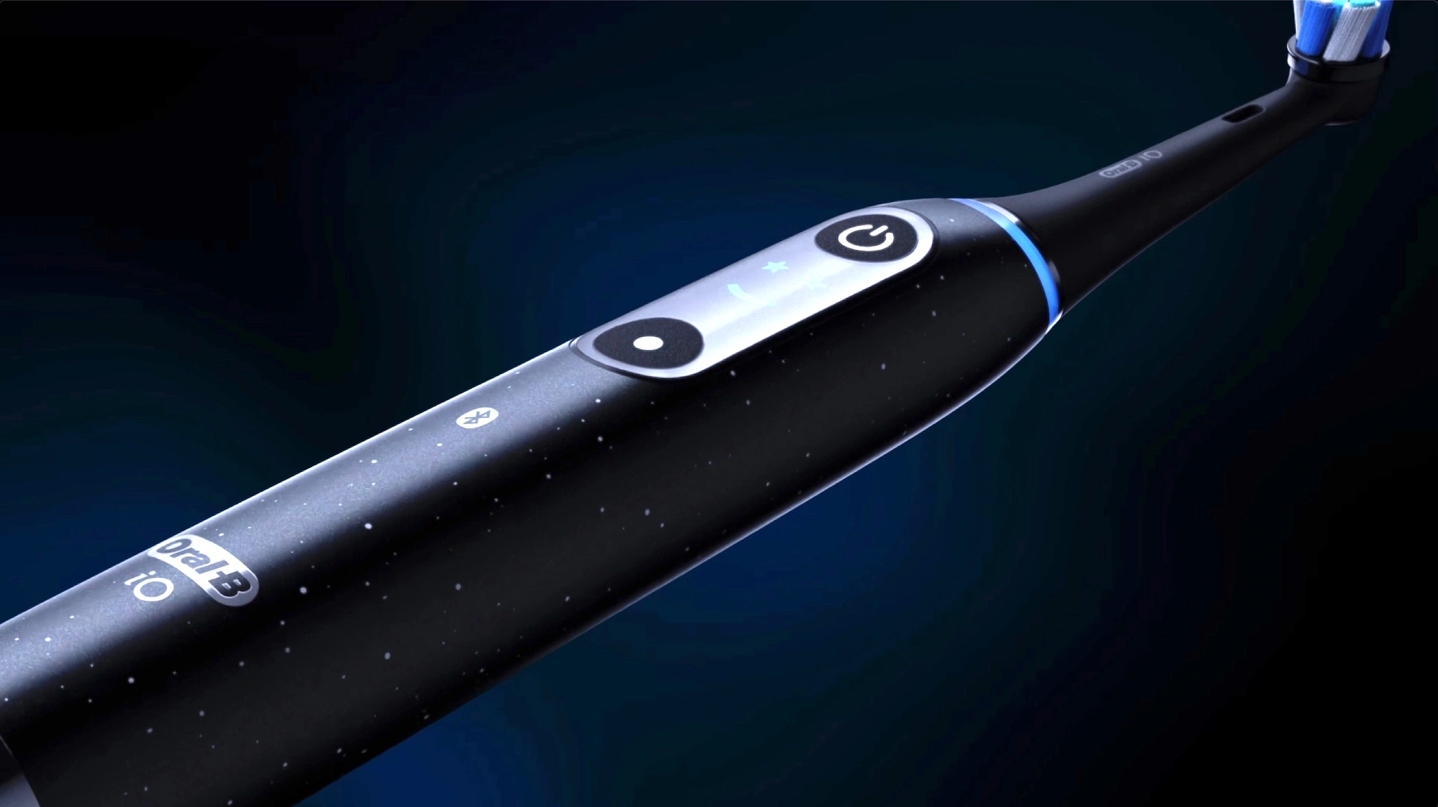 Oral-B iO10 to szczoteczka magnetyczna i asystent w ładowarce