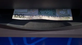 Korzystasz z Plusa na kartę? Możesz się załapać na zwrot gotówki do 100 zł z bankomatu