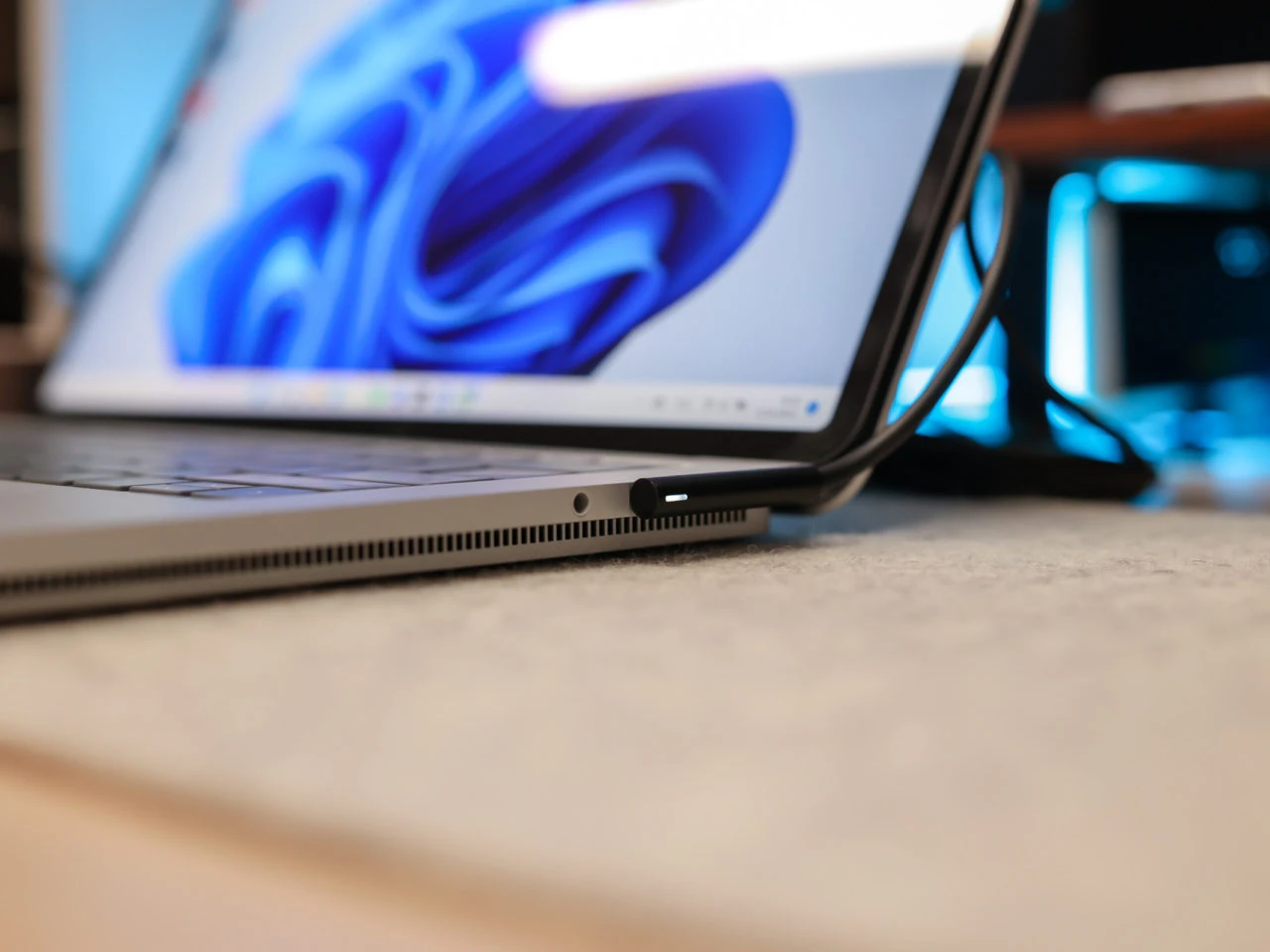 Jak ładować laptopa? Odłączać od ładowarki czy nie?