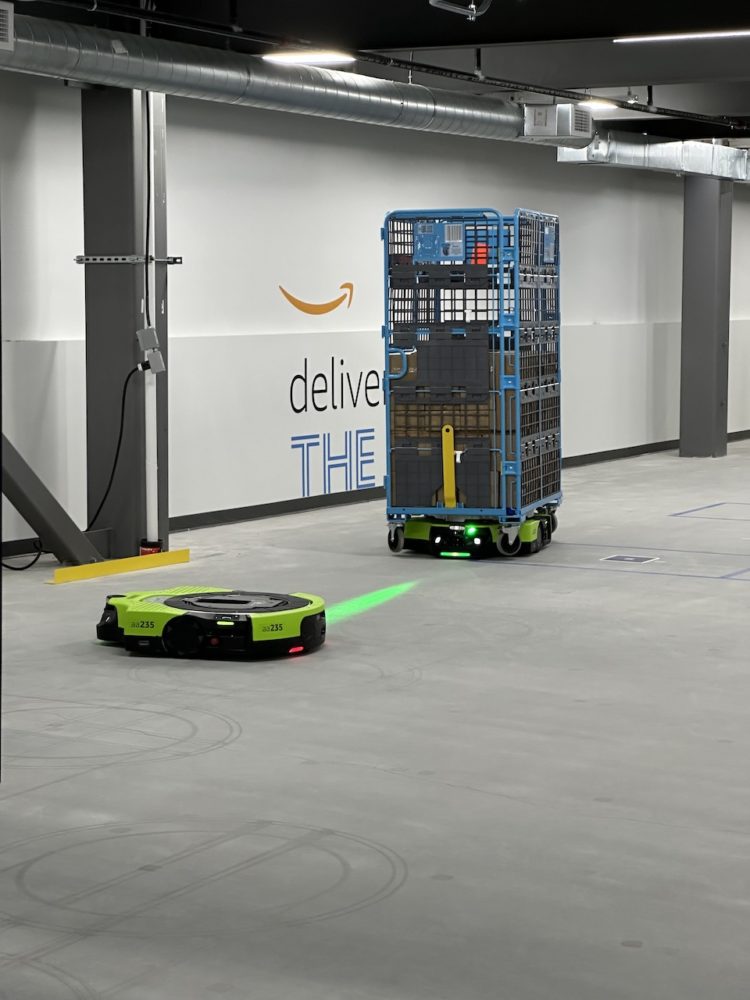 https://ocs-pl.oktawave.com/v1/AUTH_2887234e-384a-4873-8bc5-405211db13a2/spidersweb/2022/11/amazon-proteus-robot-4-750x1000.jpeg