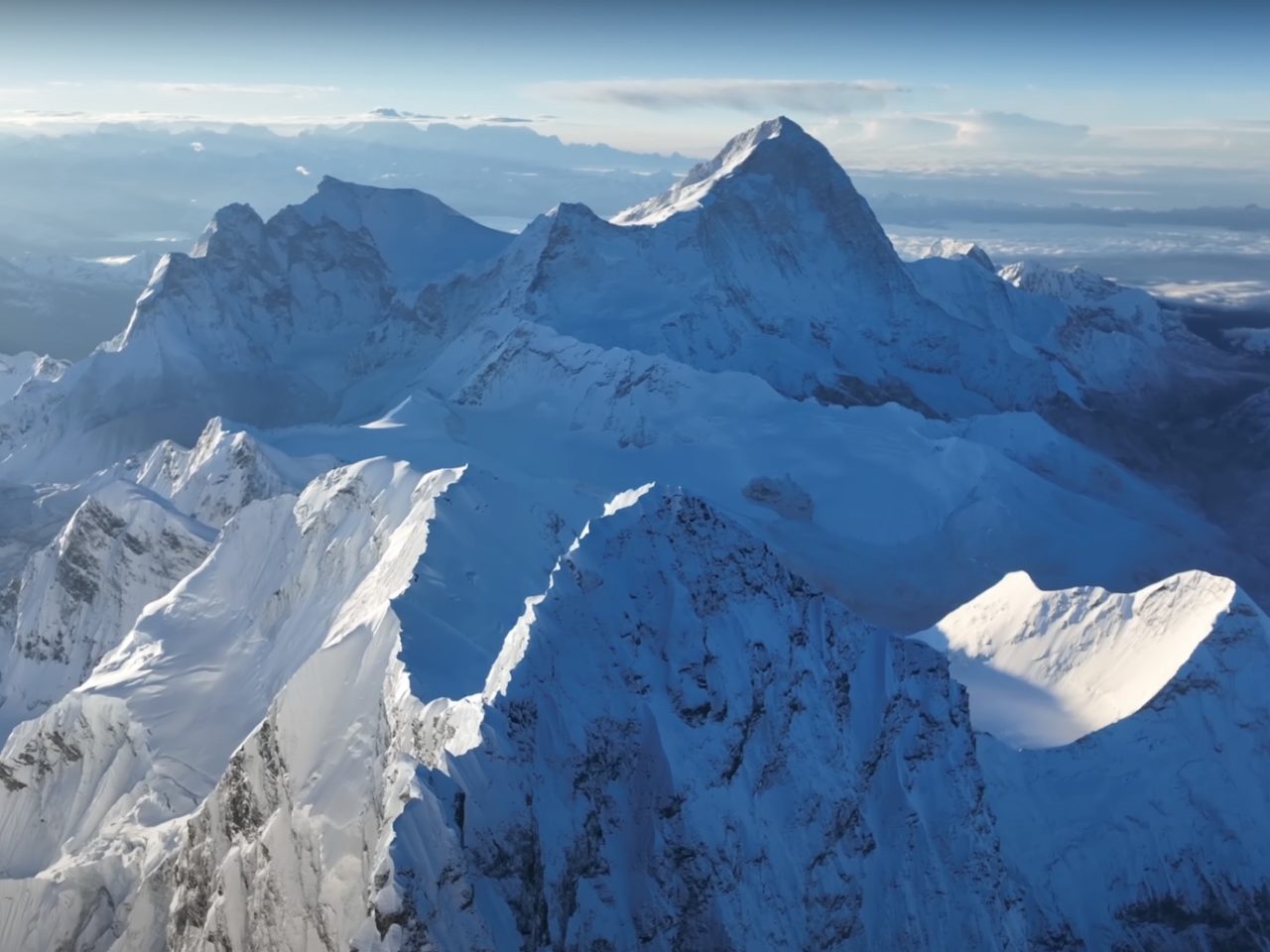 Weszli z dronem na Mount Everest i polecieli jeszcze wyżej. Film z lotu na 9,2 km