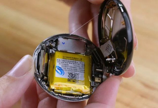 Google Pixel Watch, fot. Reddit, r/AppleWatch, Posted by u/999Alehandro