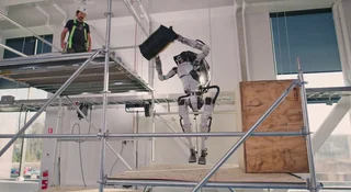Robot Atlas daje czadu na nowym filmie. Oby nigdy się nie zbuntował, bo mamy przekichane