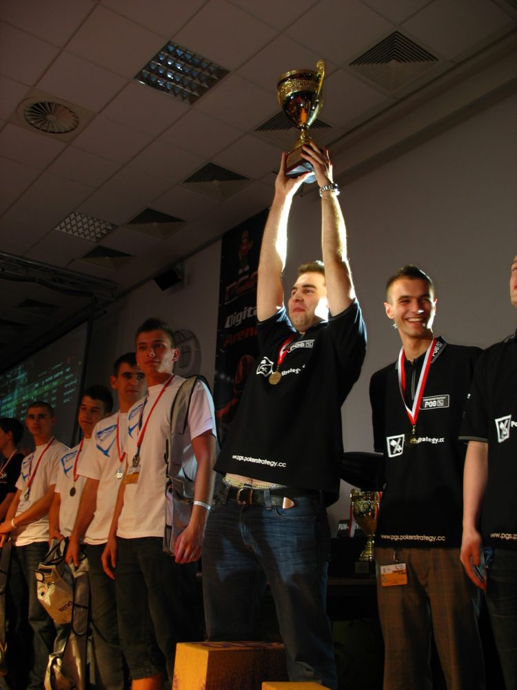 https://ocs-pl.oktawave.com/v1/AUTH_2887234e-384a-4873-8bc5-405211db13a2/spidersweb/2023/01/eswc-polska-cs-go-4-750x1000.jpeg