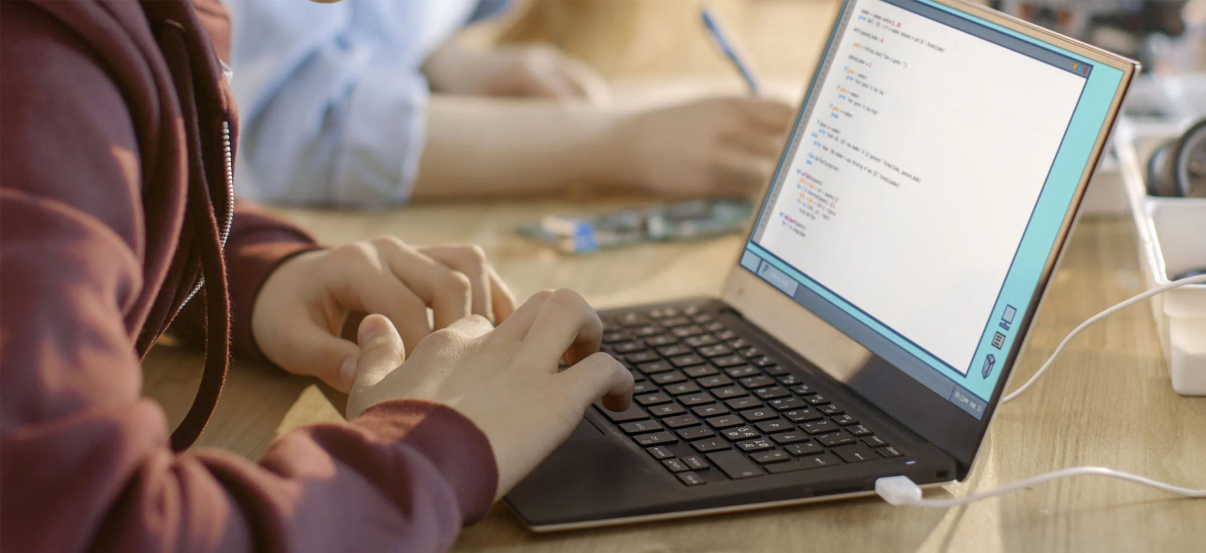 Laptopy od rządu nie tylko dla uczniów. Będą bony dla nauczycieli